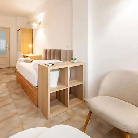 Πανσιόν Rooms4you 2 In Historic Center Of *